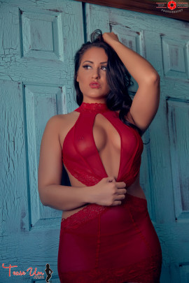 Lauren Want To See Behind The Door 